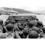 A bordo de una barcaza, soldados estadounidenses se dirigen a la playa