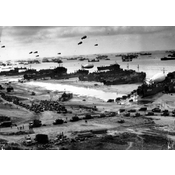 Imagen panorámica de la playa en la que se puede apreciar una gran concentración de, barcos, zepelines, soldados, vehículos 6x6 y jeeps. 